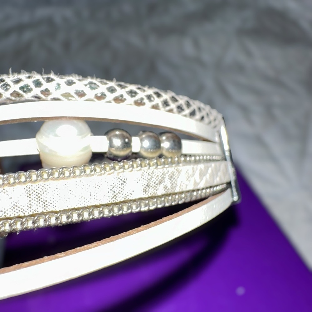 ELEGANT MULTI-LAYERED WHITE & SILVER BRACELET WITH PEARL ACCENTS - Picture 4 of 4